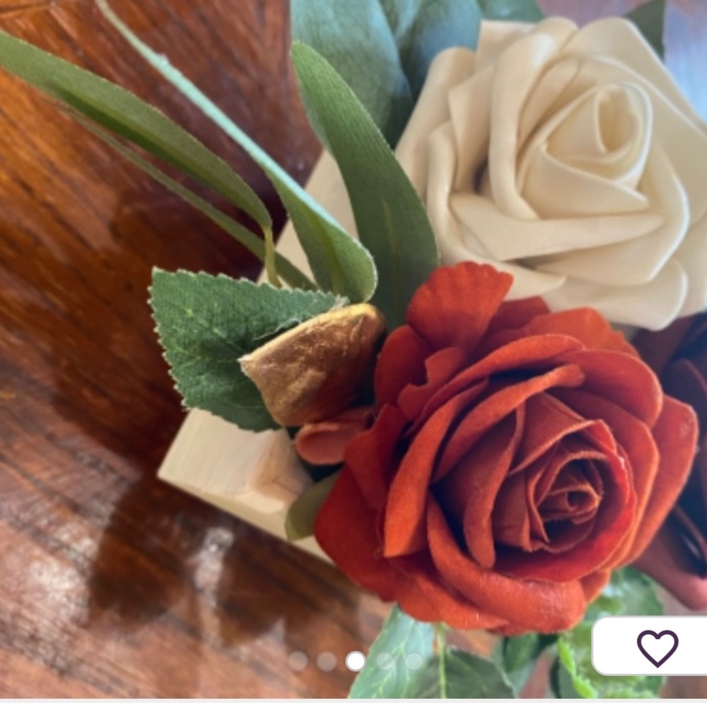 Assorted floral box centerpieces decorations - Picture 3 of 5